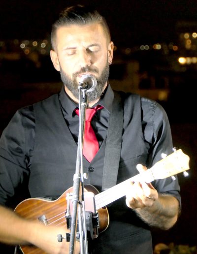Orchestre UFO depuis plus de 40 ans : aymeric au ukulele pendant le cocktail pour une soiree dentreprise septembre 2021